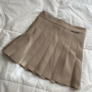 Beige pleated zip-up skirt